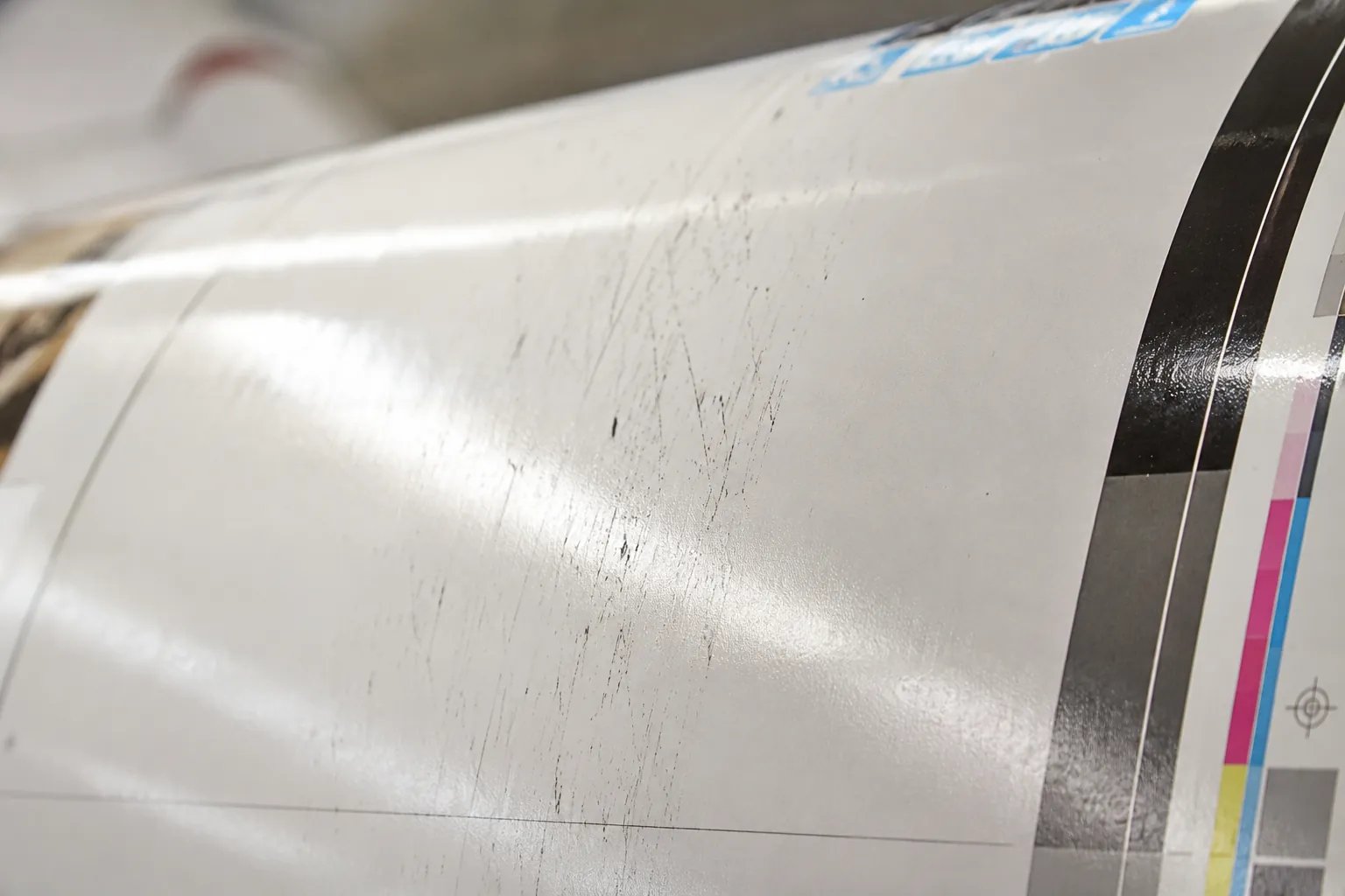 Zichtbare defecten op papieroppervlak door onvoldoende filtratie in de coatinglijn