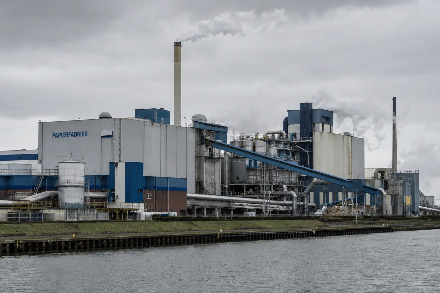 Grootschalige Nederlandse papierfabriek voor hoogwaardig gecoat papier en karton